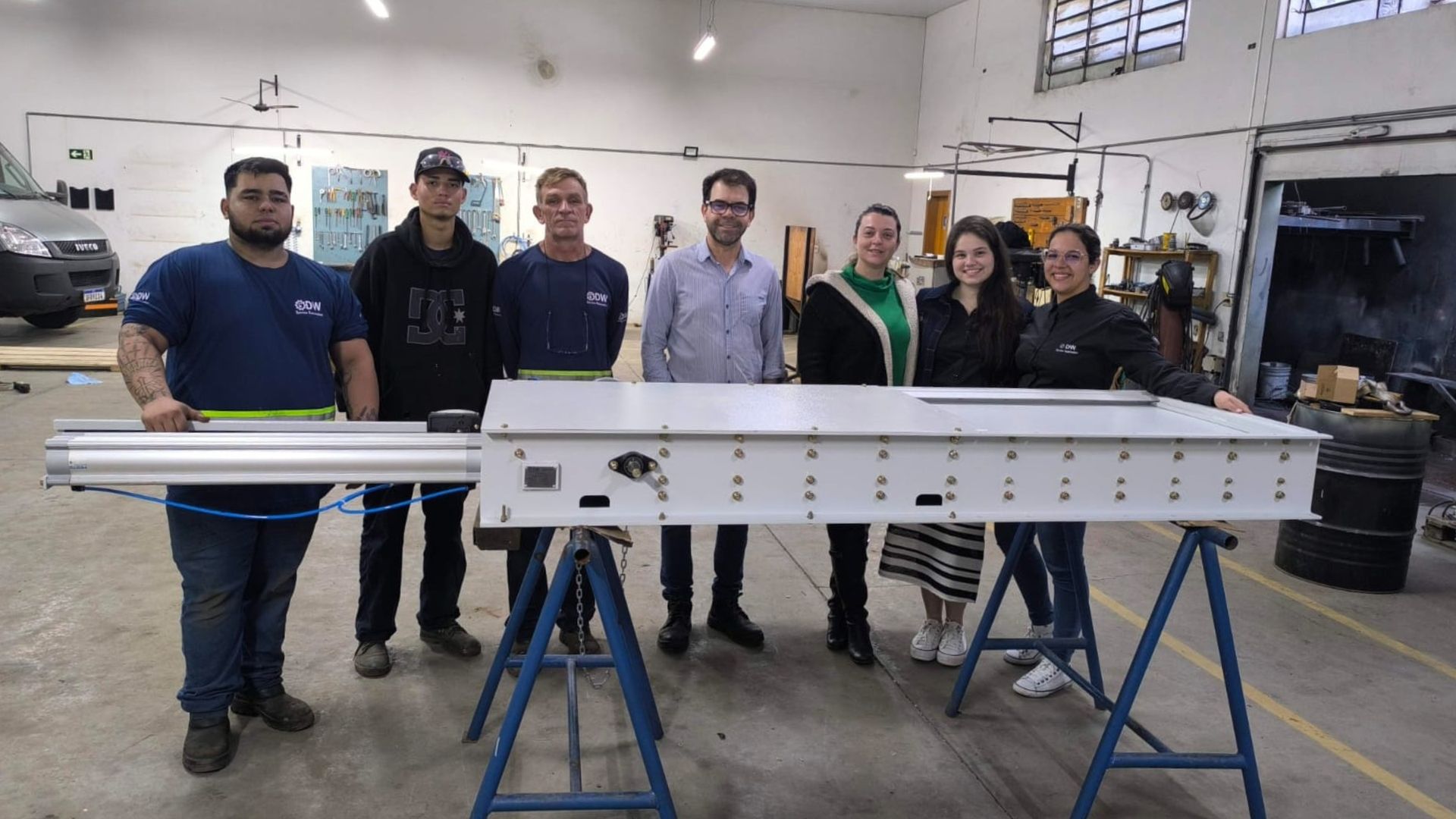 Equipe da DW junto a uma válvula guilhotina