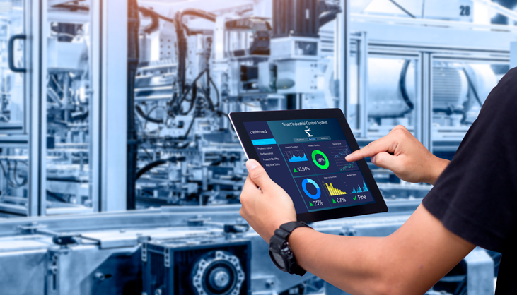 Integração de sistemas de automação industrial com CLPs e painéis